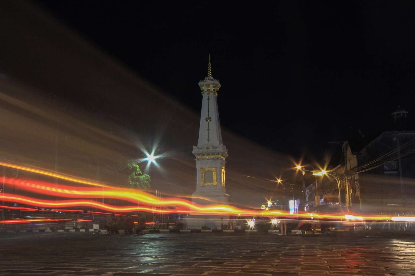 Tugu Yogyakarta at night