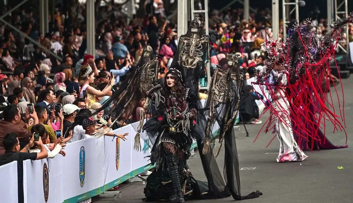 Crowds line the route of Jember Fashion Carnaval 2026, 26 July 2026.